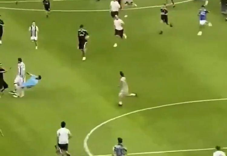 爆铲我家后卫！尤文球迷飞奔滑倒铲伤加蒂，后者直接伤缺本周合练