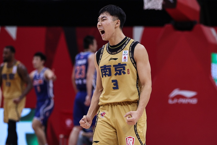 同曦旧将！媒体人：杨皓喆加盟NBL杭州经纬俱乐部
