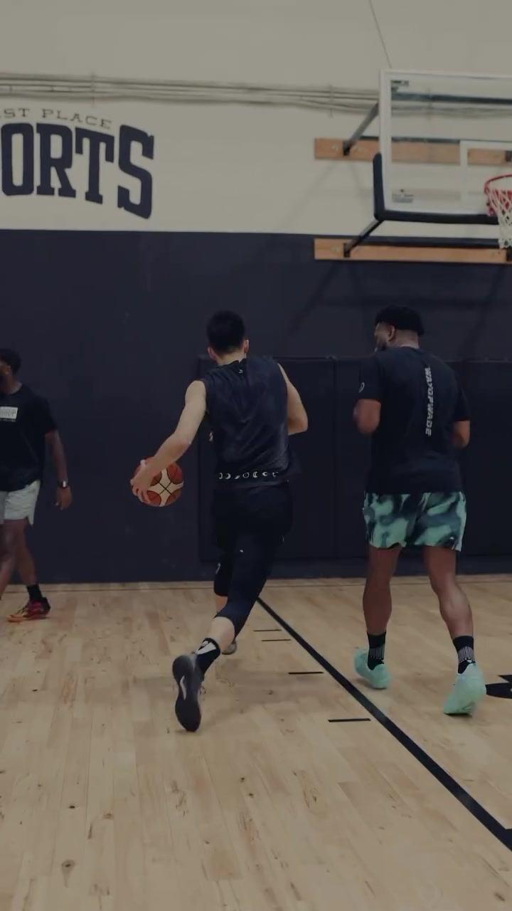 下赛季蜕变？青岛后卫段昂君在美国与詹姆斯&马克西训练师特训